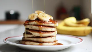 Фото рецепта: Банановые панкейки с молоком и бананом