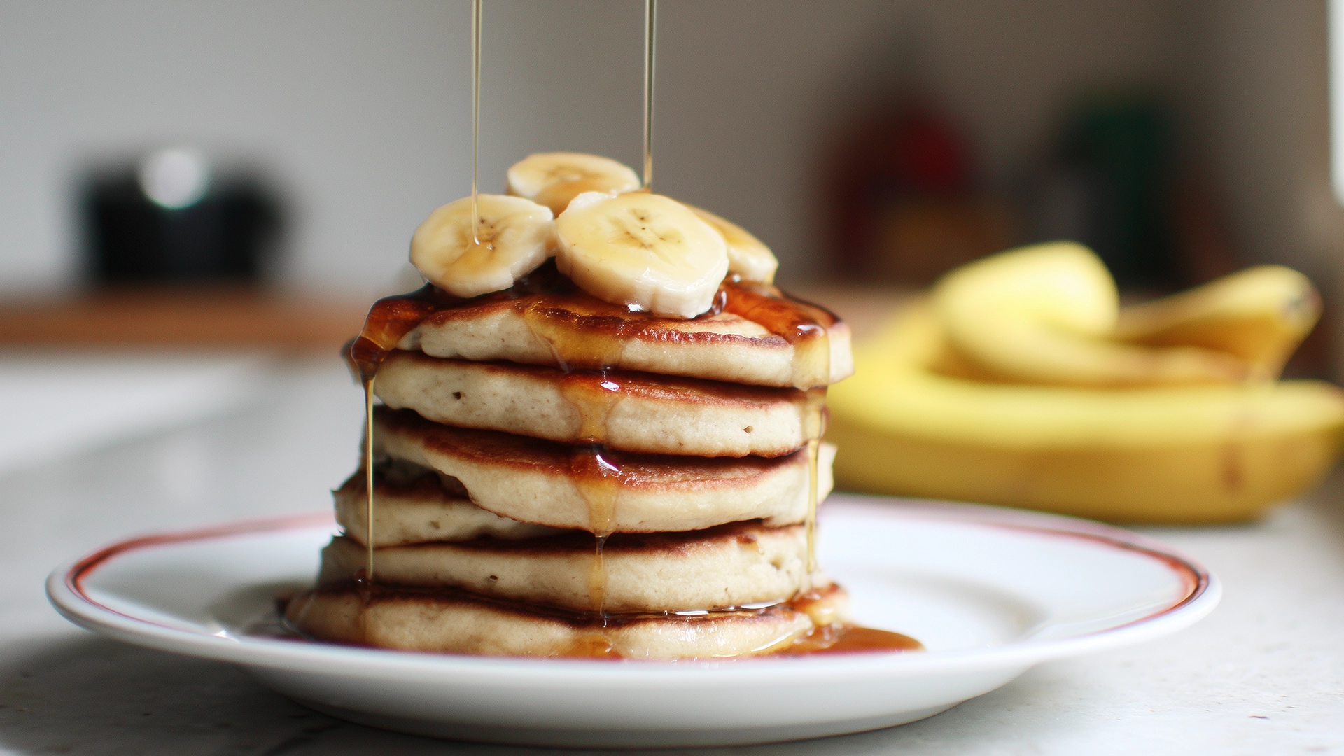 Фото блюда: Банановые панкейки с молоком и бананом