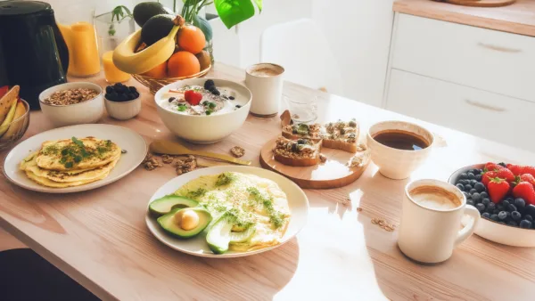 Вкусный завтрак с кофе и кашей на белом столе