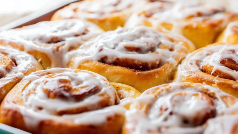 Булочки с корицей Синнабон с густой глазурью