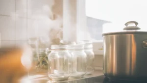 Статья: Как стерилизовать банки для заготовок: проверенные способы и советы