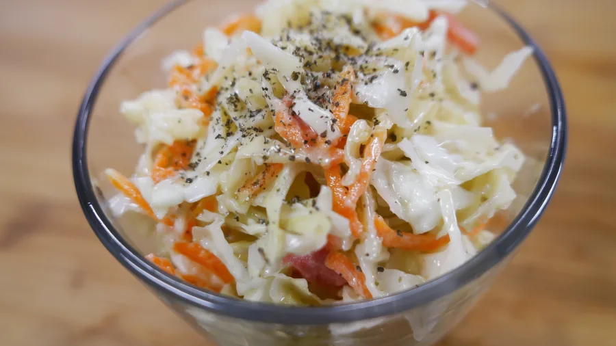 Салат Коулсло с капустой и майонезом в миске