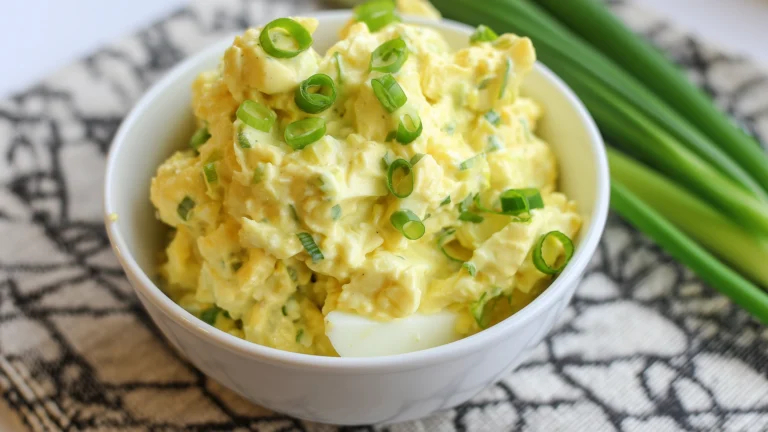 Фото рецепта: Яичный салат с зеленым луком