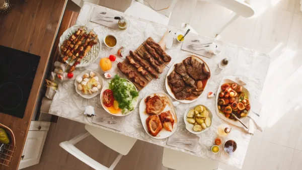 Мясные блюда с гарниром на белом кухонном столе