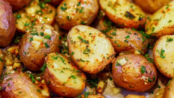 Картофель Айдахо с чесноком и зеленью на противне
