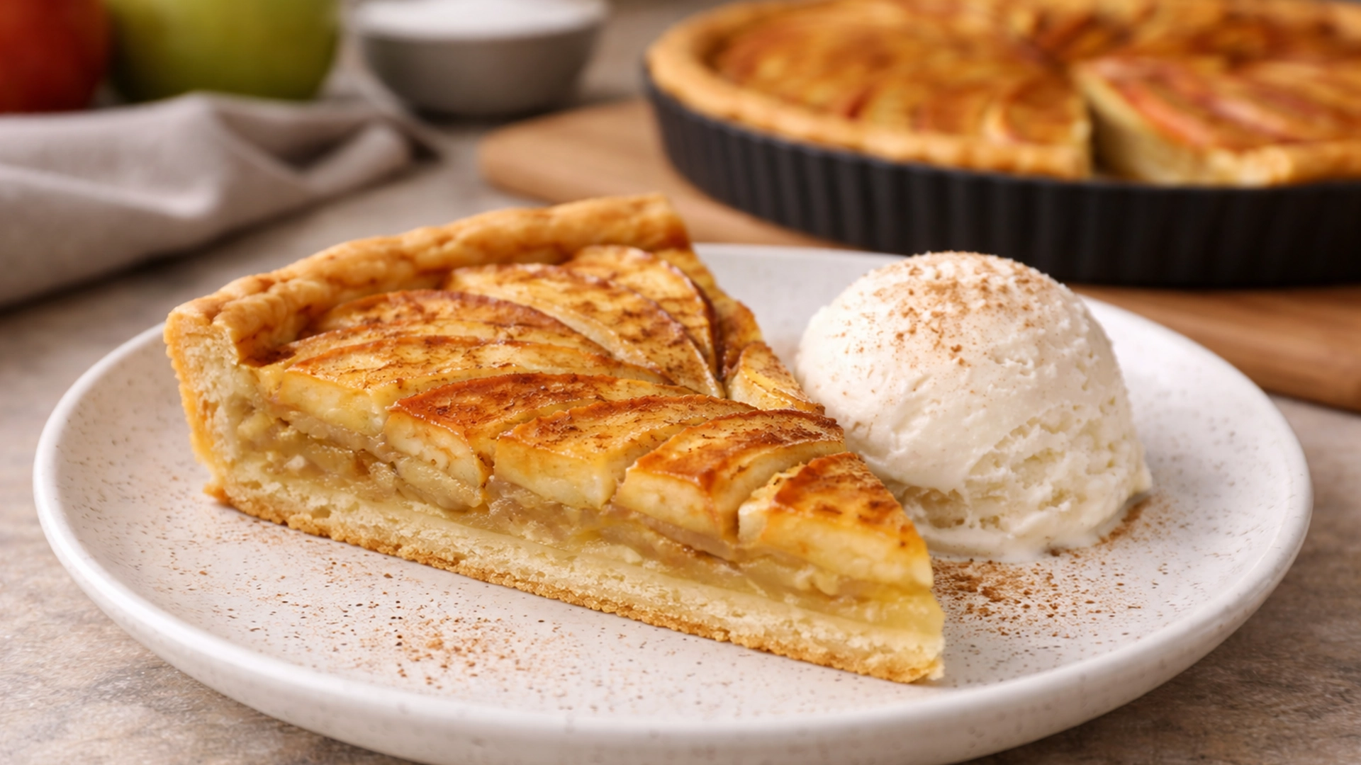 кусок яблочного пирога с мороженым