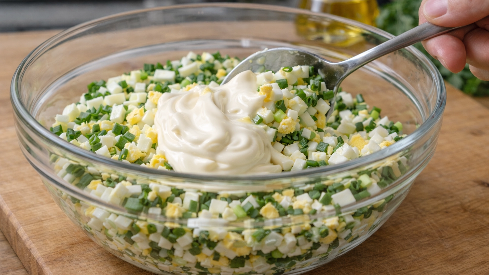 смешивание яиц лука и майонеза в миске