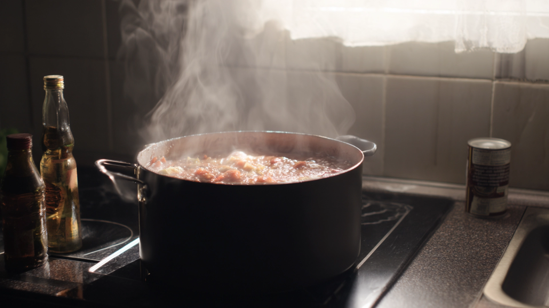 Варка аджики на плите в кастрюле с дымящимся соусом