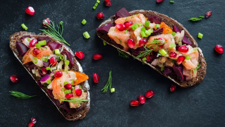 Фото рецепта: Брускетта на черном хлебе с селедкой и овощами