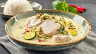 Фото рецепта: Куриное филе в кокосово имбирном соусе с овощами и зеленью