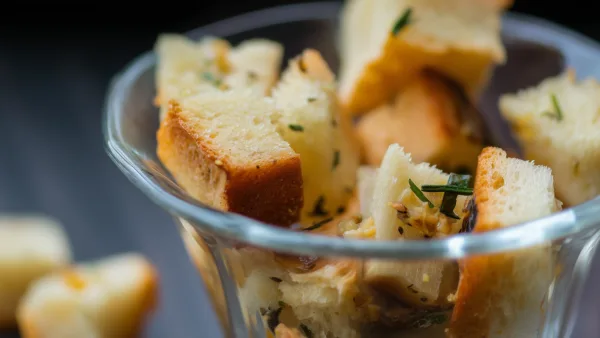 Сухарики с чесноком и зеленью в миске