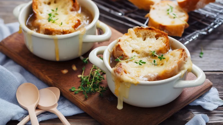 Луковый суп по французскому рецепту с сыром и гренками