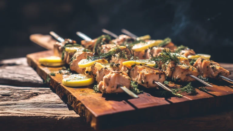 Шашлык из кижуча на шпажках с лимоном и травами