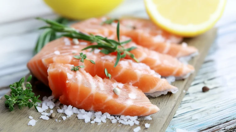 Нежный малосольный кижуч на разделочной доске с лимоном