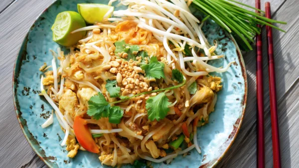 Рисовая лапша с курицей по тайски