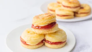 Фото рецепта: Печенье с клубничным вареньем и кремом из слоеного теста