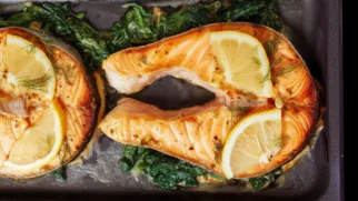 Фото рецепта: Стейки из кижуча с лимоном и сливочным маслом