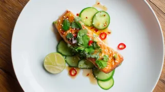 Фото рецепта: Семга с огурцами по тайски