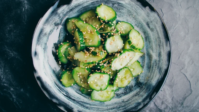 Битые огурцы с кунжутом и соевым соусом