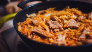 Фото рецепта: Сочная тушеная капуста со свининой