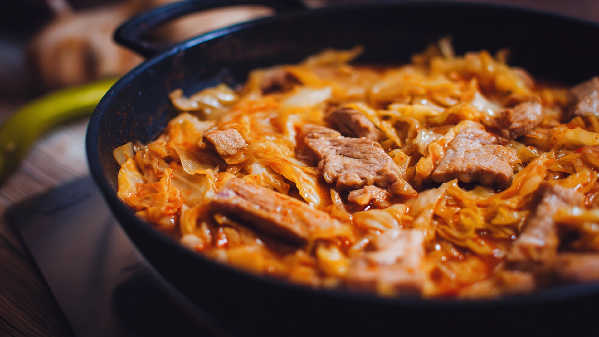 Фото блюда: Сочная тушеная капуста со свининой