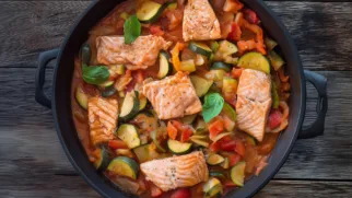 Фото рецепта: Кижуч тушеный с овощами на сковороде