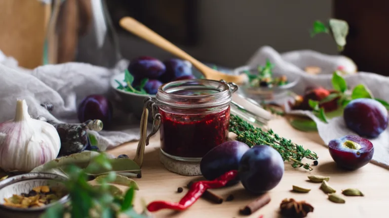 Домашний соус ткемали в банке с сливы, зеленью и специями