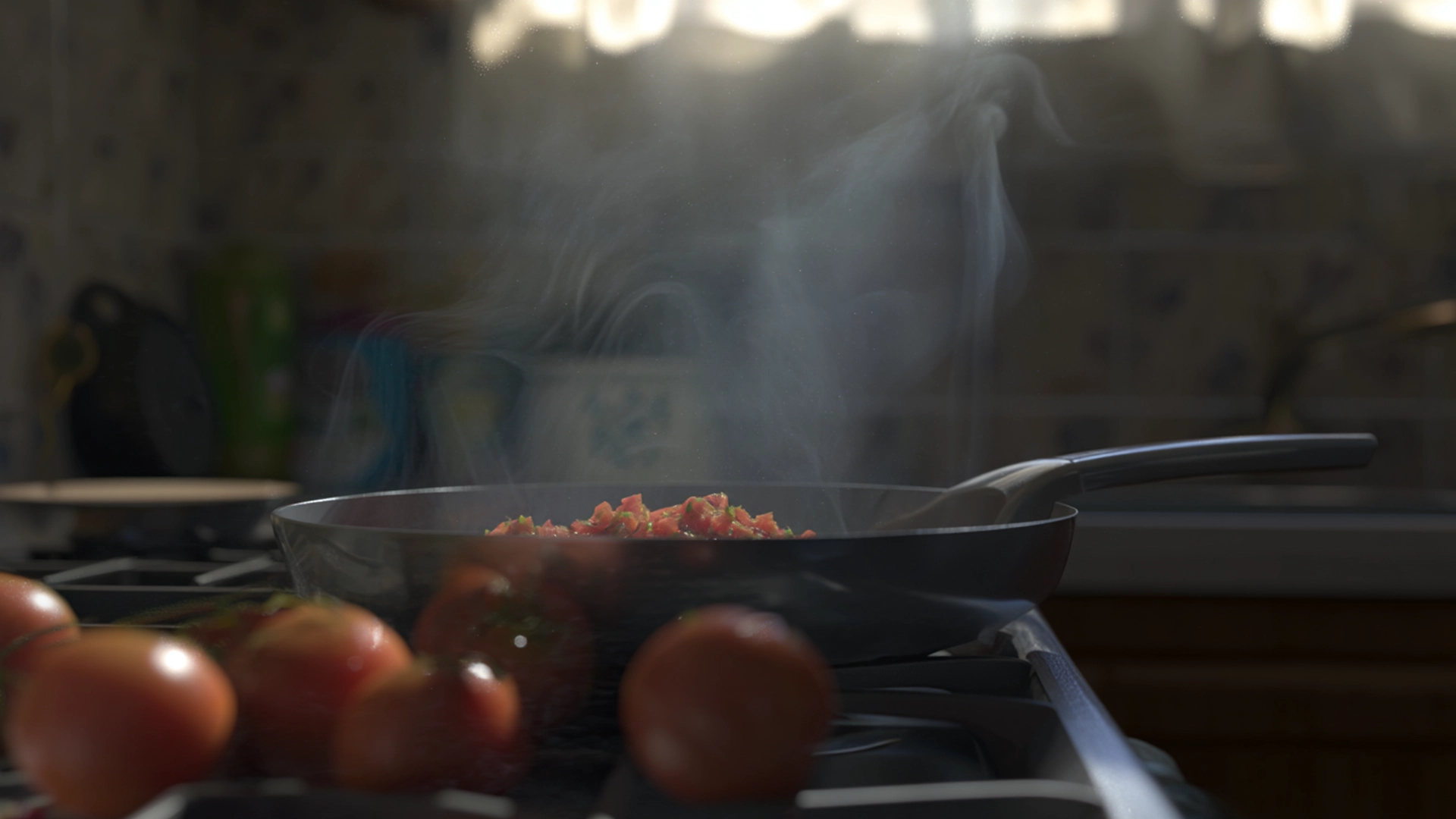 Варка помидоров в кастрюле на плите