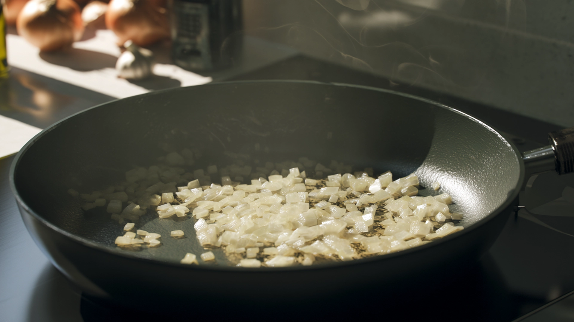 Обжарка лука и чеснока в оливковом масле на сковороде