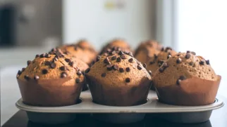 Фото рецепта: Воздушные амарантовые маффины с шоколадными каплями