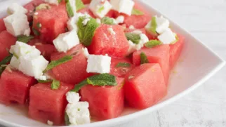 Фото рецепта: Свежий арбузный салат с фетой и мятой