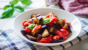 Фото блюда: Баклажаны с томатами и базиликом