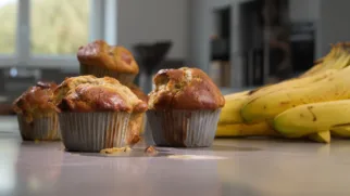 Фото рецепта: Сочные банановые маффины с румяной корочкой