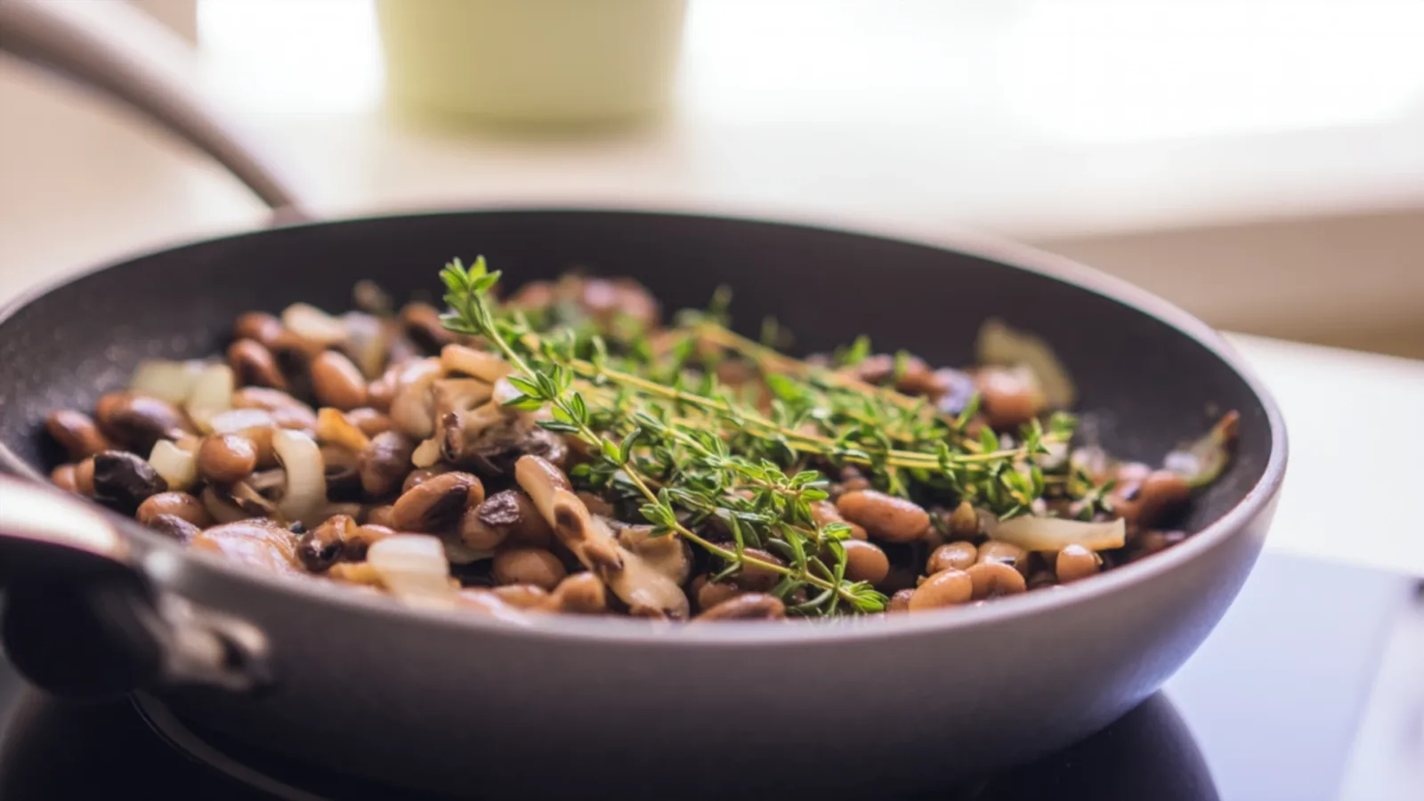 Фото блюда: Бобы с грибами и луком