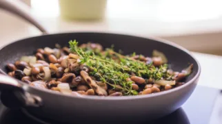 Фото рецепта: Бобы с грибами и луком