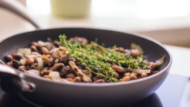 Фото блюда: Бобы с грибами и луком