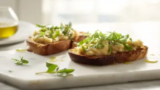 Фото рецепта: Брускетта с фасолью и зеленью с ярким средиземноморским вкусом