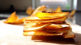 Фото рецепта: Хрустящие брюквенные чипсы для быстрого перекуса