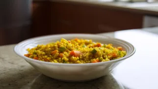 Фото рецепта: Булгур с овощами и куркумой для яркого обеда