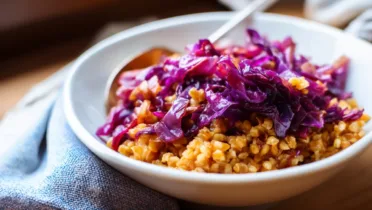 Фото блюда: Булгур с тушёной краснокочанной капустой для сытного и полезного обеда