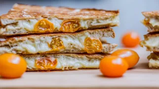 Фото рецепта: Хрустящие бутерброды с физалисом и тянущимся сыром