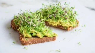 Фото рецепта: Цельнозерновой тост с авокадо и яркой зеленью