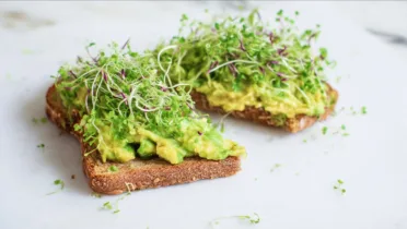 Фото блюда: Цельнозерновой тост с авокадо и яркой зеленью