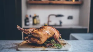 Фото рецепта: Сочная цесарка с хрустящей корочкой для праздничного стола