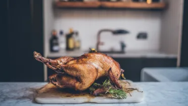 Фото блюда: Сочная цесарка с хрустящей корочкой для праздничного стола