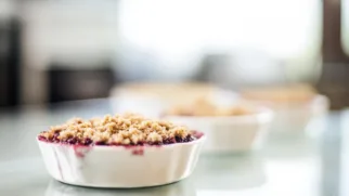 Фото рецепта: Нежный черносмородиновый крамбл с хрустящей крошкой