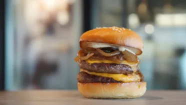 Фото блюда: Сочный дабл бургер с карамелизированным луком как в бургерной