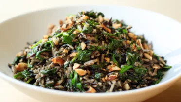 Фото блюда: Дикий рис со шпинатом и орехами
