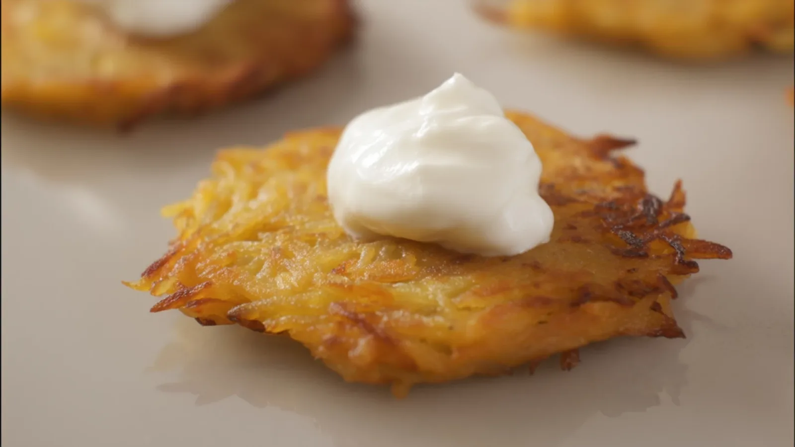 Фото блюда: Драники картофельные с золотистой корочкой и нежной сметаной