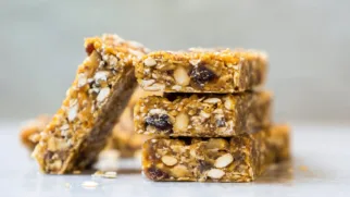 Фото рецепта: Энергетические батончики с орехами и сухофруктами для быстрого перекуса